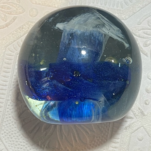 Vintage Kerry Glass Paperweight – Handcrafted in Ireland – Blue & Gold Swirl - Picture 10 of 13